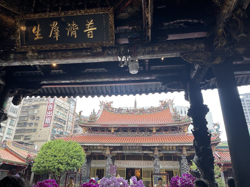 台北最強のパワースポット「龍山寺」に参拝しました。
アクセス、芸術的な建物も圧巻で台湾に行ったらぜひとも行ってほしいスポットの一つです。
