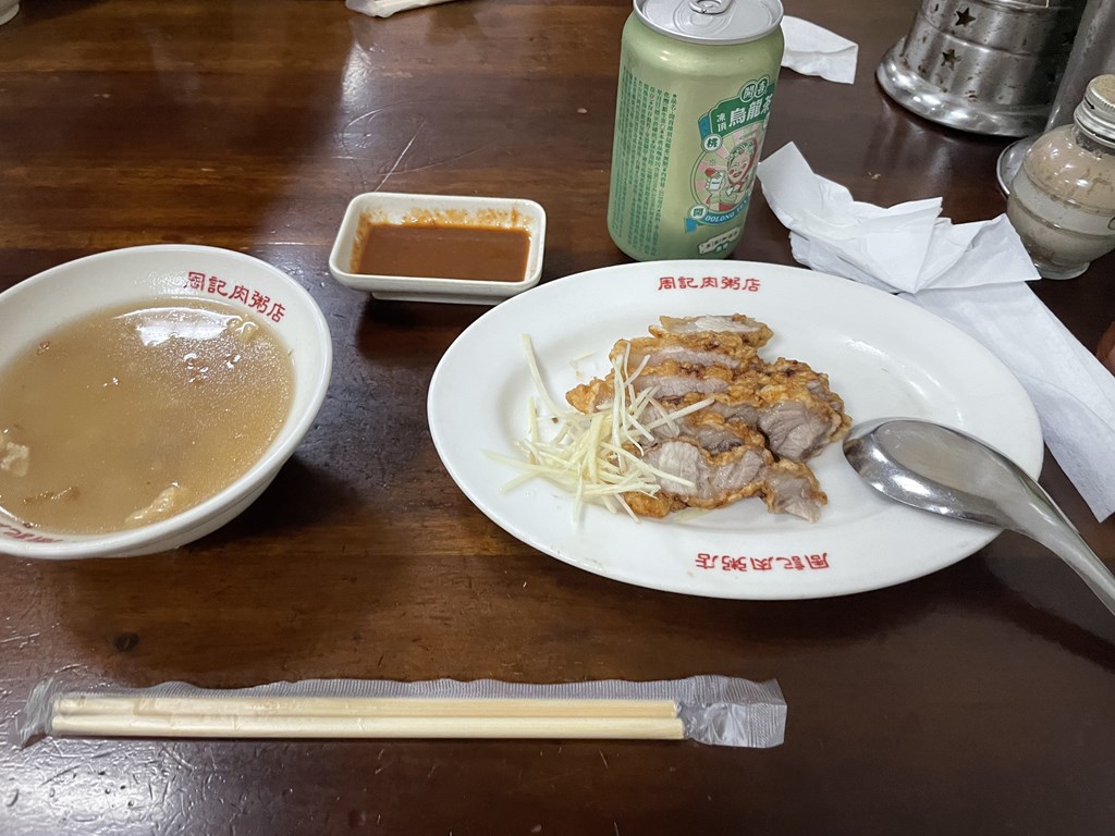台湾旅行記録です。
龍山寺近く「周記肉粥店」でランチをしました。
お店の場所や雰囲気、私の食べた名物の肉粥と紅焼肉の感想を紹介しています。
日本語・英語メニューありです。