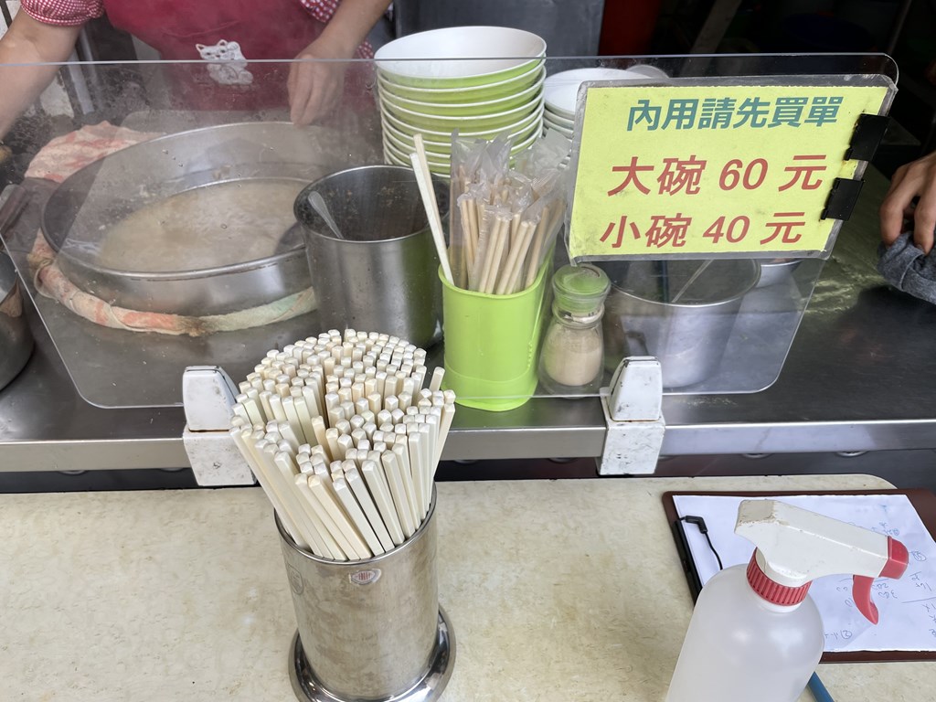 台湾旅行記です。
迪化街にある民楽旗魚米粉湯でモーニングをしました。
お店の場所やメニュー(日本語あり)雰囲気、カジキビーフンとえび揚げを食べた感想を紹介しています。