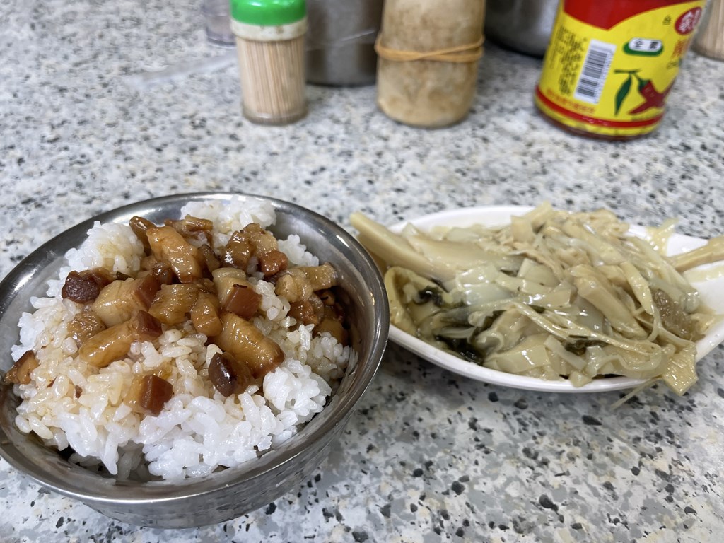 台北中山市場の吉慶飲食部でランチをしました。
台北當代藝術館(MOCA)から近く、ローカルな雰囲気で魯肉飯。一人ランチが楽しめました。