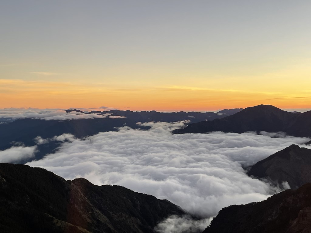 台湾最高峰・玉山(ぎょくさん)登山。
排雲山荘から山頂でご来光を見て、下山しました。
混雑具合やオススメポイントや注意点をまとめました。