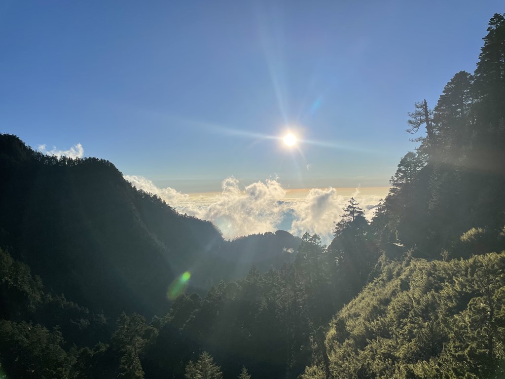 台湾最高峰・玉山(ぎょくさん)登山しました。
玉山は日本統治時代に明治天皇から新高山と名付けられました。
コースタイム・休憩所・排雲山荘の記録です。