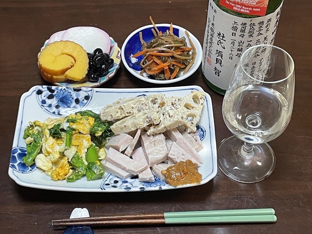 2024年のおせち料理はタサン志麻さんのレシピ・富澤商店の松前漬けをつくりました。他にふるさと納税で準備。
お雑煮やお正月に食べたおせち・カフェに行った記録です。